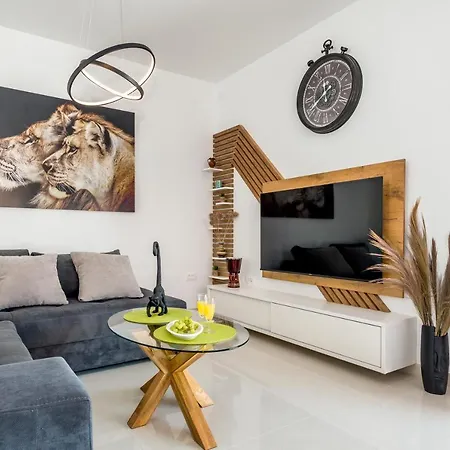 Pinek Villa *